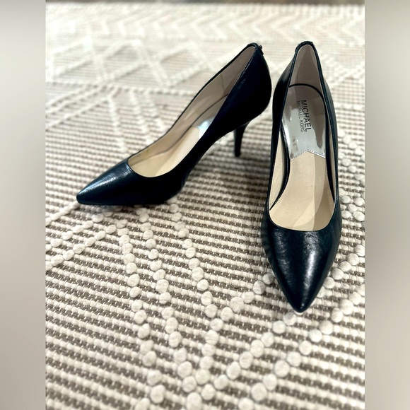 ⭐️ Michael Kors - Classic Black Leather Pumps ( Size 10 ) NEW Condition - Picture 4 of 7